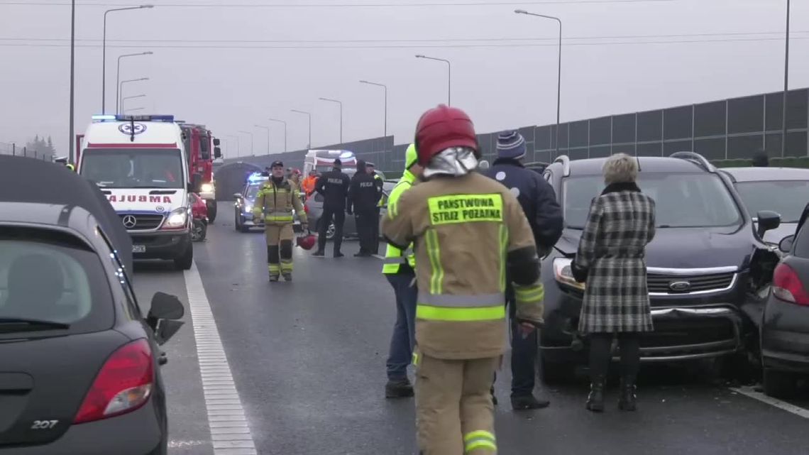 Karambol na drodze ekspresowej S74. Zderzyło się 40 samochodów, są ranni