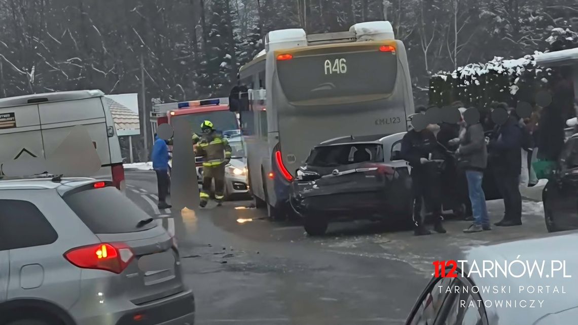 Karambol w Skrzyszowie, doszło do zderzenia dostawczaka, osobówki i autobusu