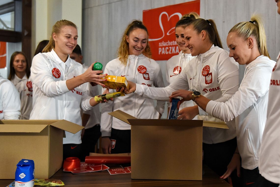 Kibicujemy najbardziej potrzebującym! Piłkarskie reprezentacje Polski przygotowały Szlachetną Paczkę