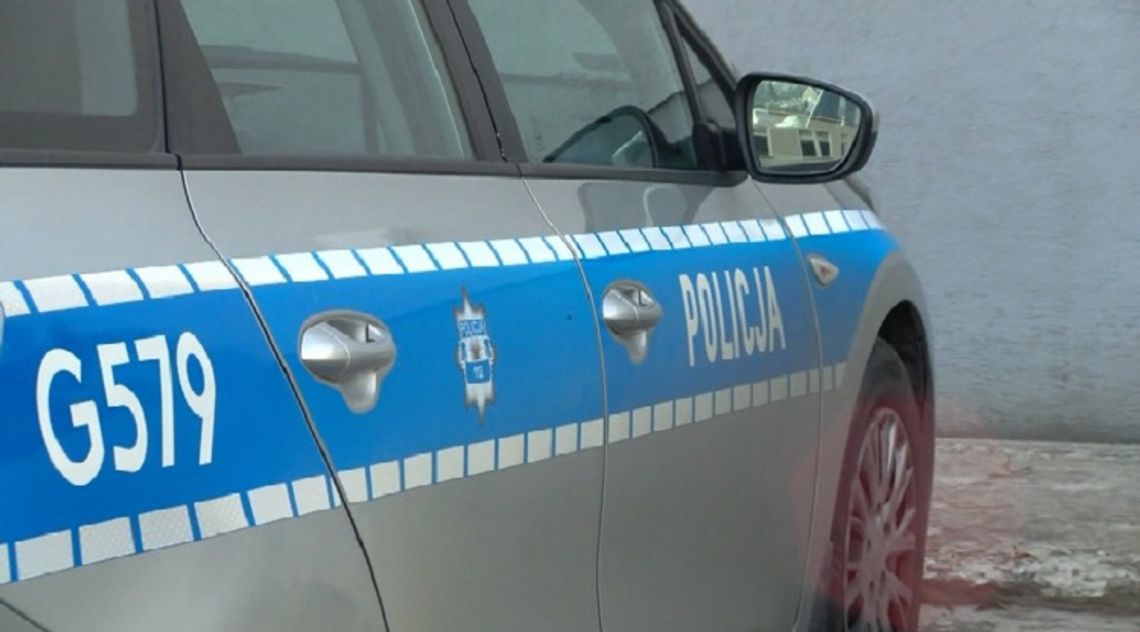Kierowca BMW uderzył w zaparkowany samochód i uciekł. Komenda Powiatowa Policji w Brzesku poszukuje świadków kolizji