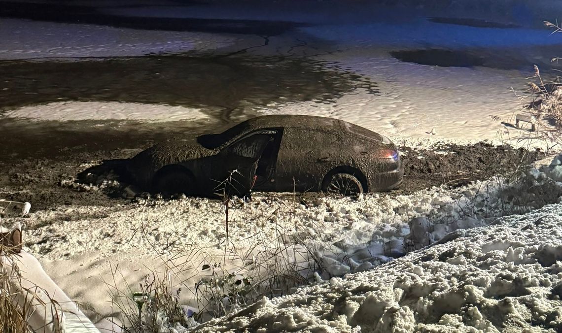 Kierowca porzucił porsche w stawie z błotem Kierowca porzucił porsche w stawie z błotem