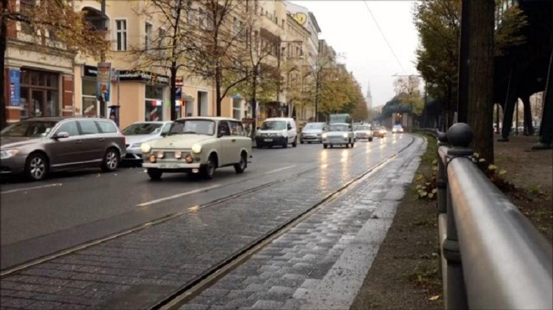 Kierowcy upamiętnili 30. rocznicę upadku muru berlińskiego. Ulicami stolicy Niemiec przejechała kawalkada trabantów