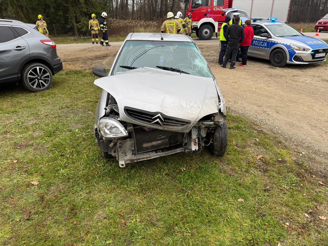 Kierująca citroenem wypadła z drogi w powicie dąbrowskim