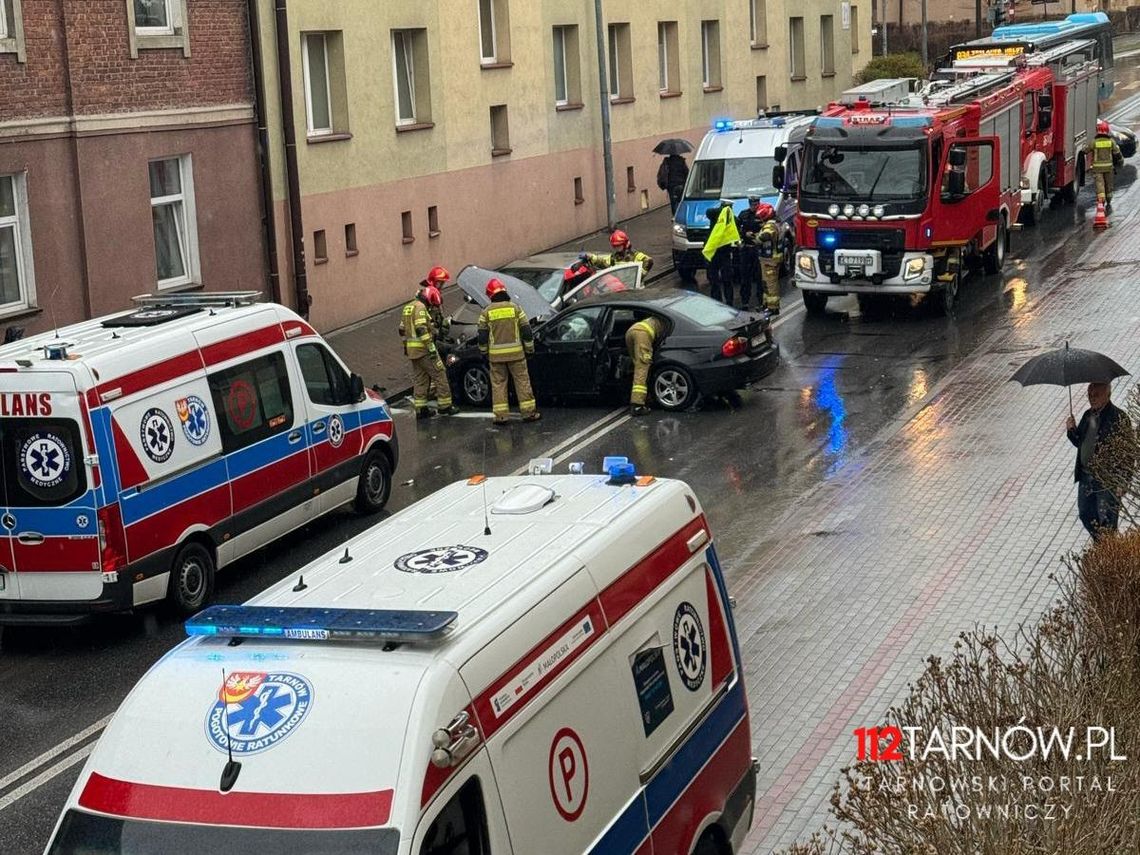 Kierująca clio poszkodowana w wypadku na Mickiewicza w Tarnowie. Sprawcą młody kierujący bmw