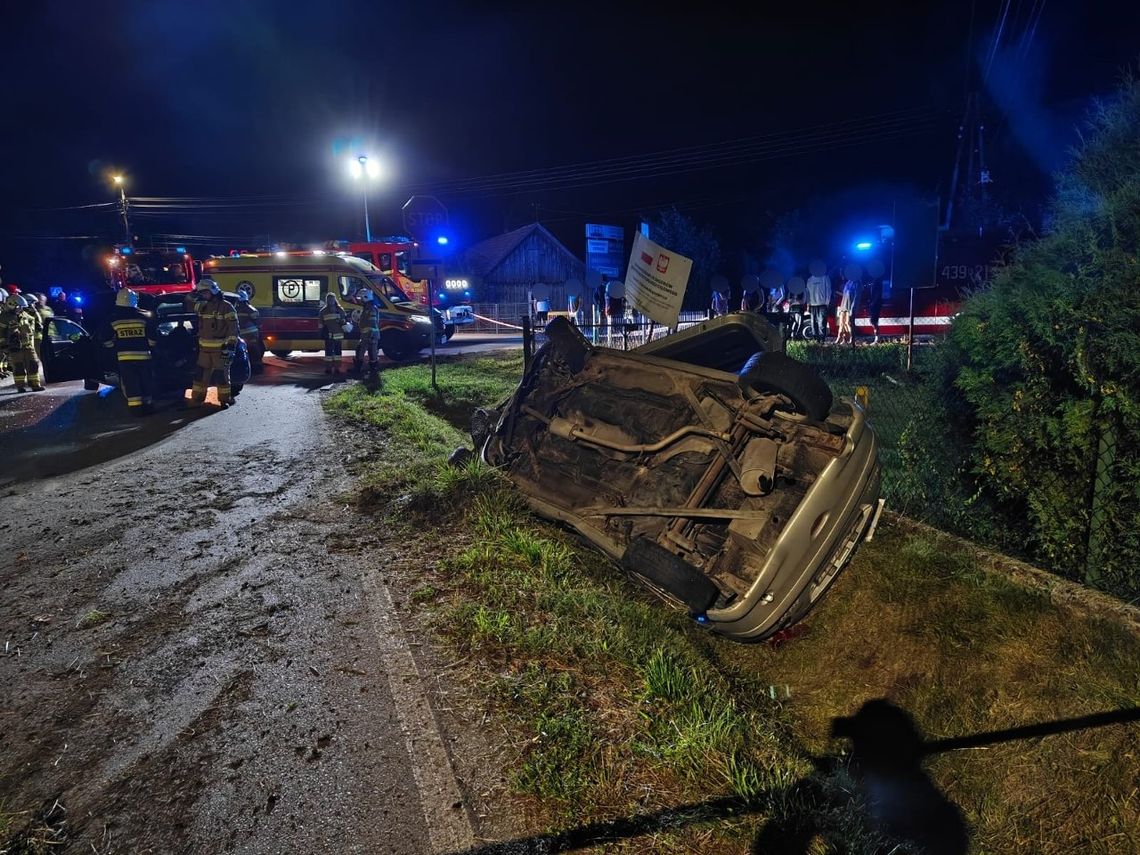 Kierująca peugotem sprawcą kolizji w Oleśnie, jej samochód dachował. Jedna osoba w szpitalu