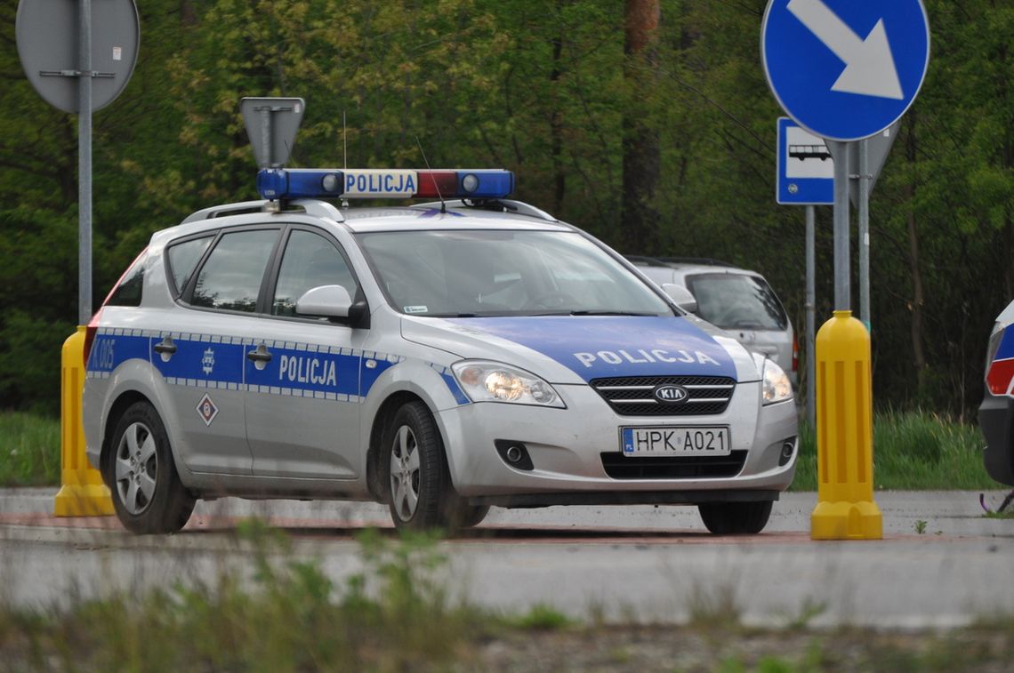 Kierujący bmw driftował na rondzie w Jurkowie. Został zatrzymany przez policję