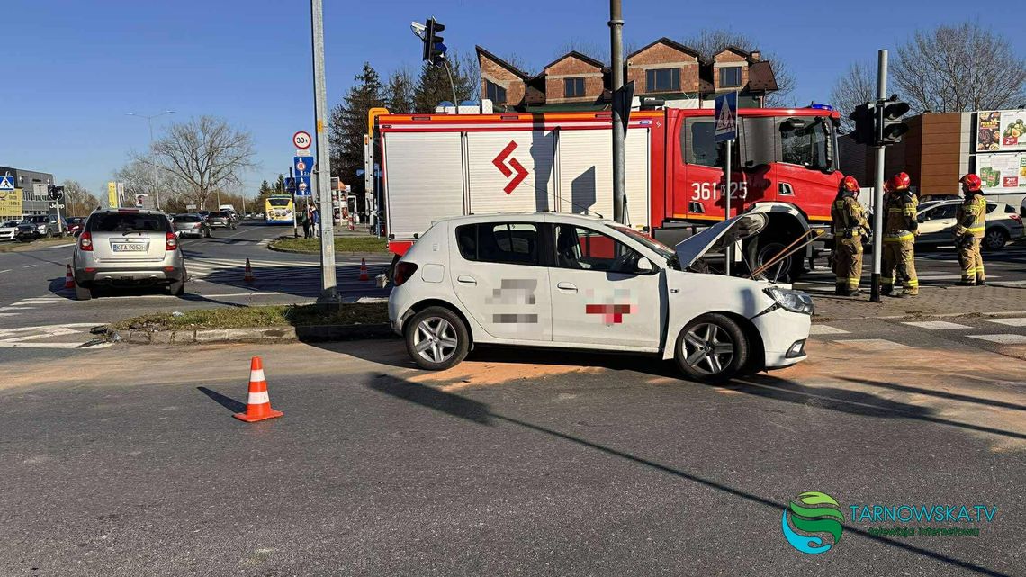 Kierujący mieli „zielone”. Zderzenie dwóch samochodów na Krakowskiej w Tarnowie Kierujący mieli „zielone”. Zderzenie dwóch samochodów na Krakowskiej w Tarnowie