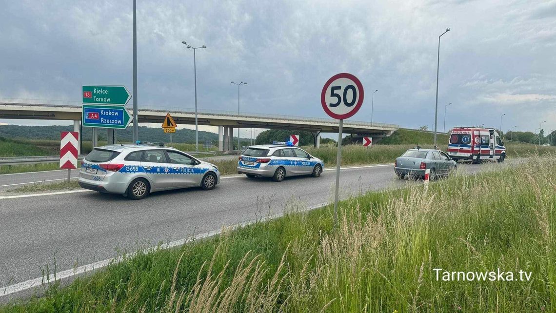 Kierujący motocyklem trafił do szpitala po zderzeniu z latarnią