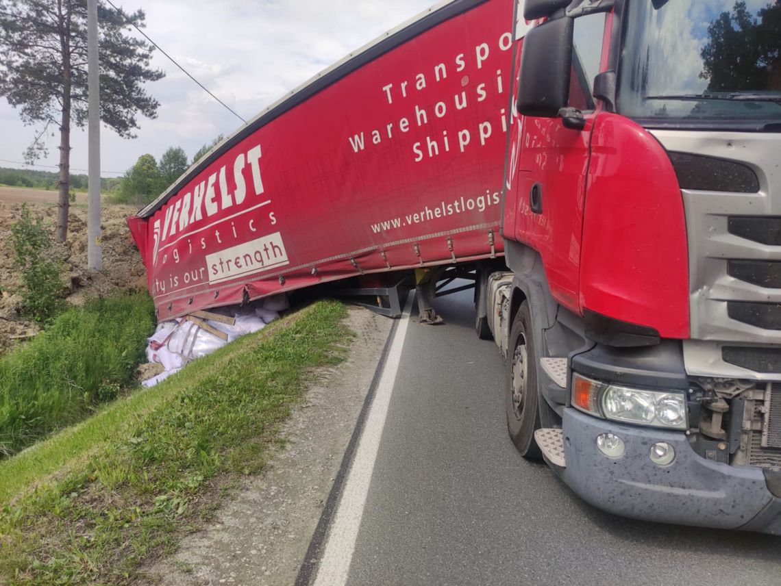 Kierujący samochodem ciężarowym wpadł do rowu. Kolejne utrudnienia na drodze miedzy Mielcem a Lisią Górą