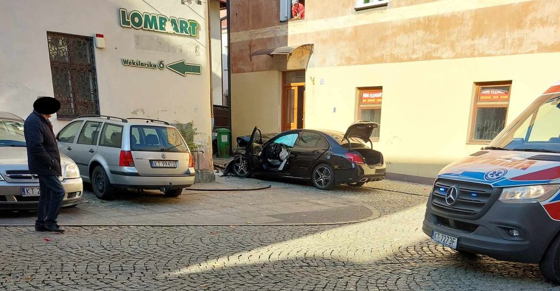 Kierujący samochodem osobowym uderzył w kamienicę w centrum Tarnowa