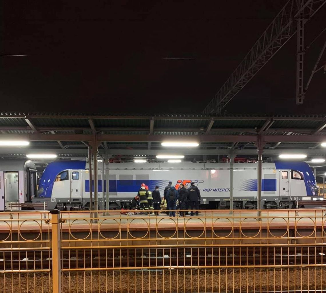 Kobieta potrącona przez pociąg na dworcu PKP w Tarnowie. Poszkodowaną zabrano do szpitala