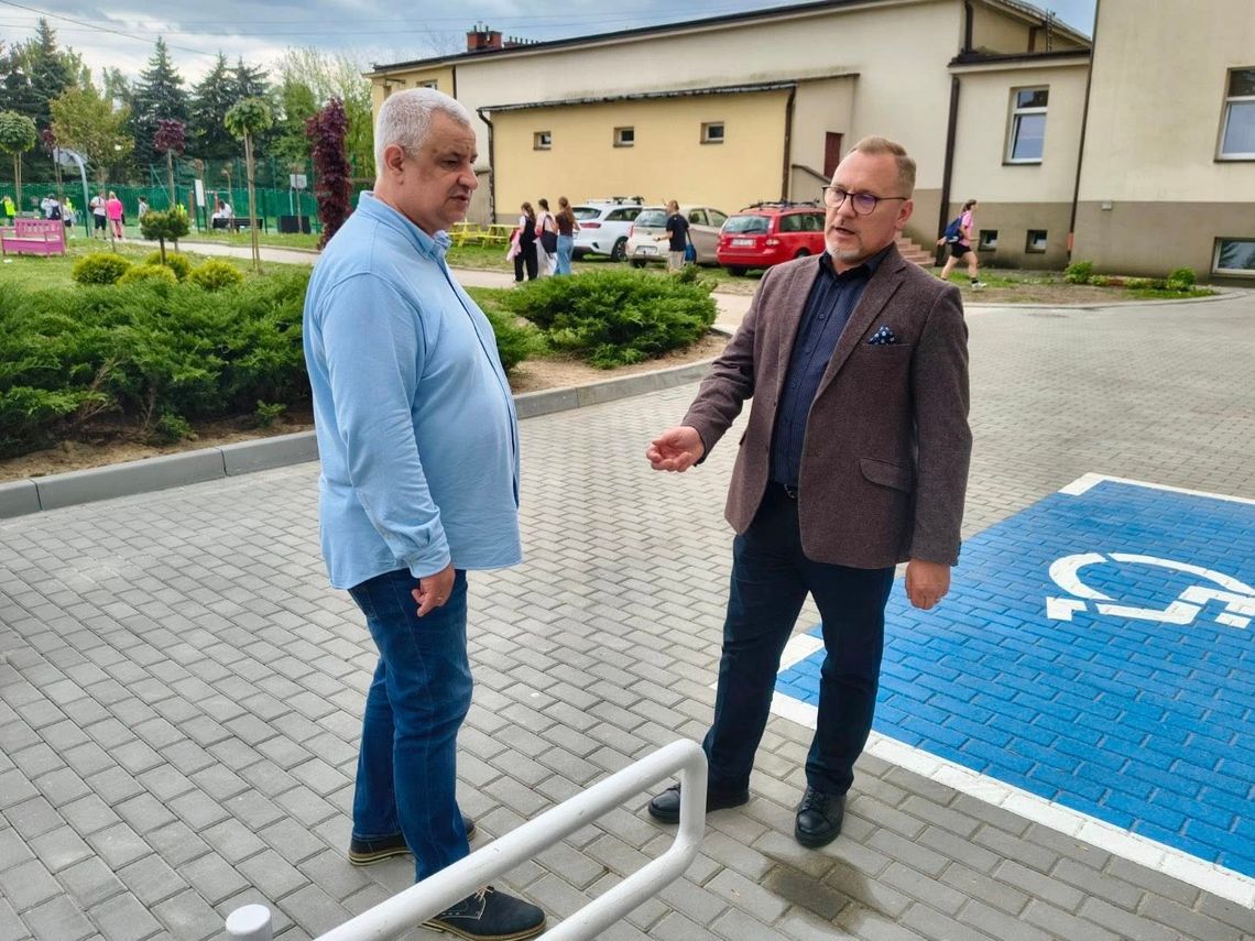 Kolejna szkoła bez barier w Brzesku. Przy PSP nr 1 powstał nowy podjazd i miejsca parkingowe