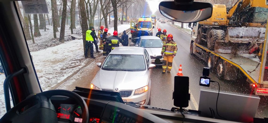 Kolizja z udziałem trzech samochodów osobowych w Mościcach. Jedna osoba została poszkodowana