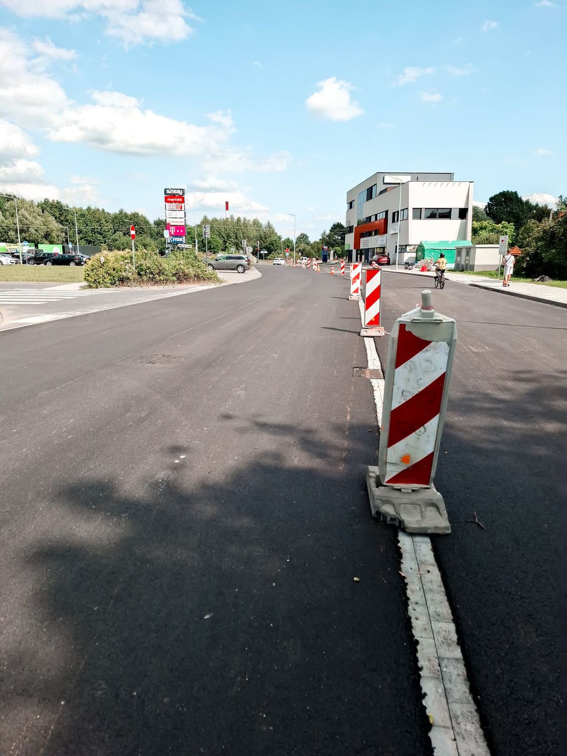 Kończy się przebudowa ul. Powstańców Warszawy w Brzesku. Jest już nowa nawierzchnia, chodniki i parkingi Kończy się przebudowa ul. Powstańców Warszawy w Brzesku. Jest już nowa nawierzchnia, chodniki i parkingi