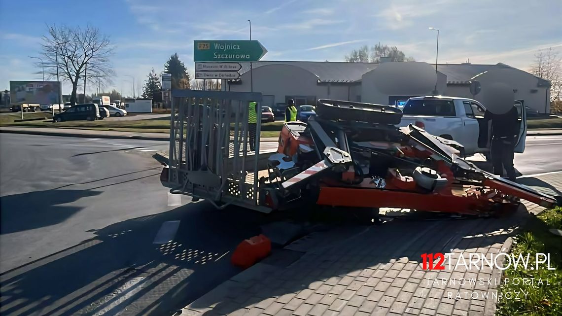 Koparka spadła z lawety na rondzie w Żabnie Koparka spadła z lawety na rondzie w Żabnie