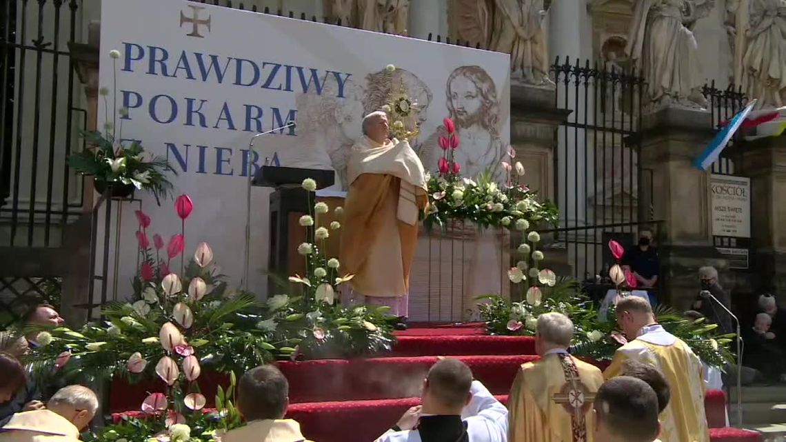 Koronawirus nie odstraszył wiernych. Wiele osób na procesji Bożego Ciała w Krakowie