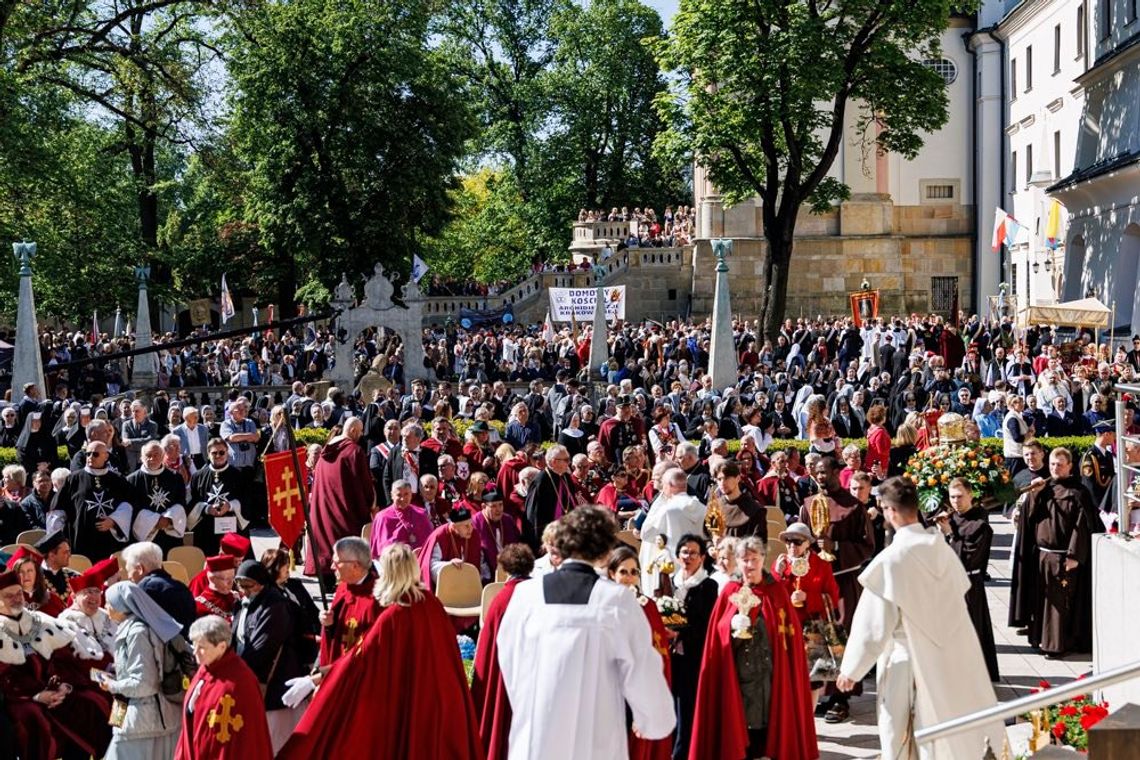 Kraków przeszedł w Procesji św. Stanisława. Wielowiekowa tradycja znów połączyła mieszkańców Małopolski