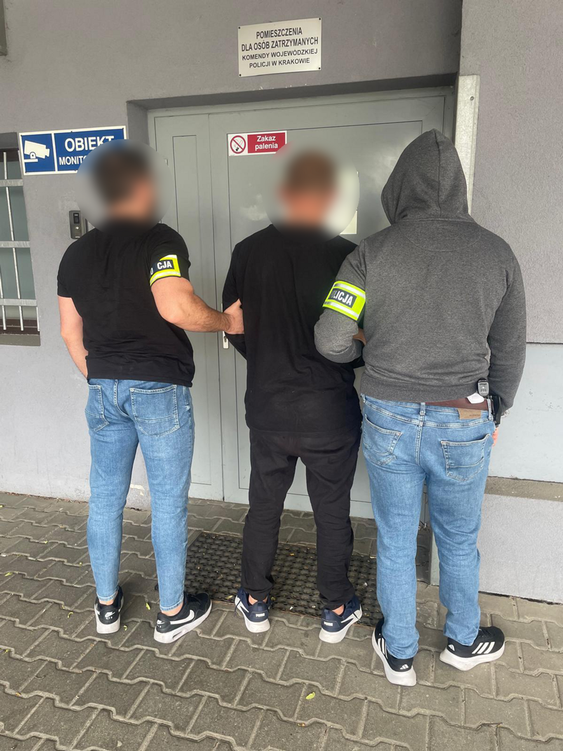 Krakowscy policjanci zatrzymali nożownika i jego wspólników