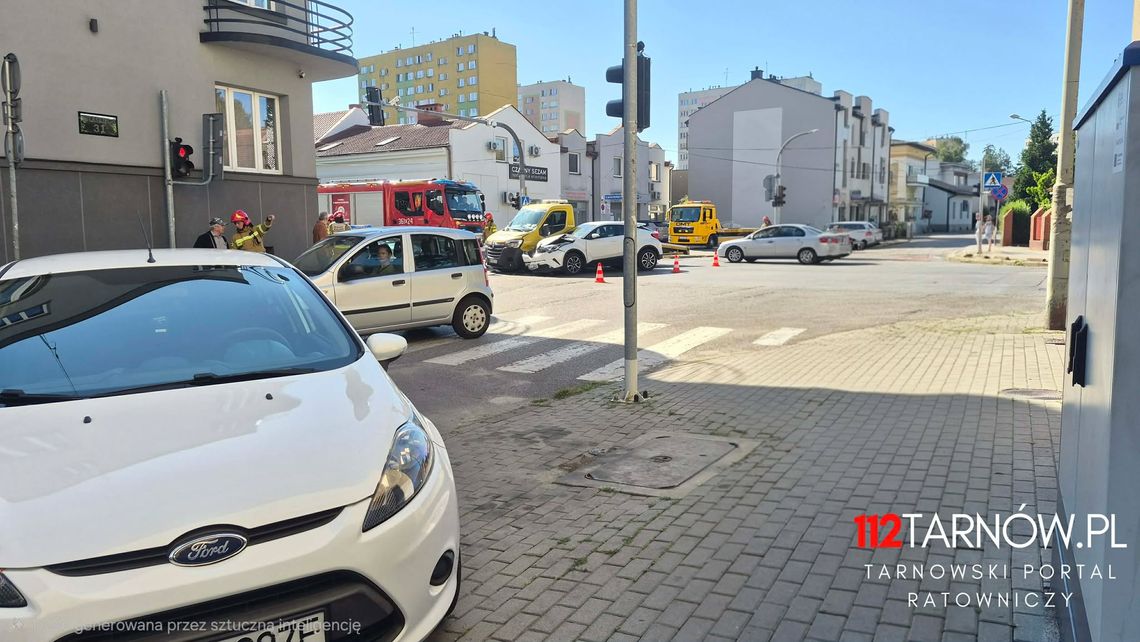 Kraksa w centrum Tarnowa! Dwa samochody zderzyły się na ruchliwym skrzyżowaniu Kraksa w centrum Tarnowa! Dwa samochody zderzyły się na ruchliwym skrzyżowaniu