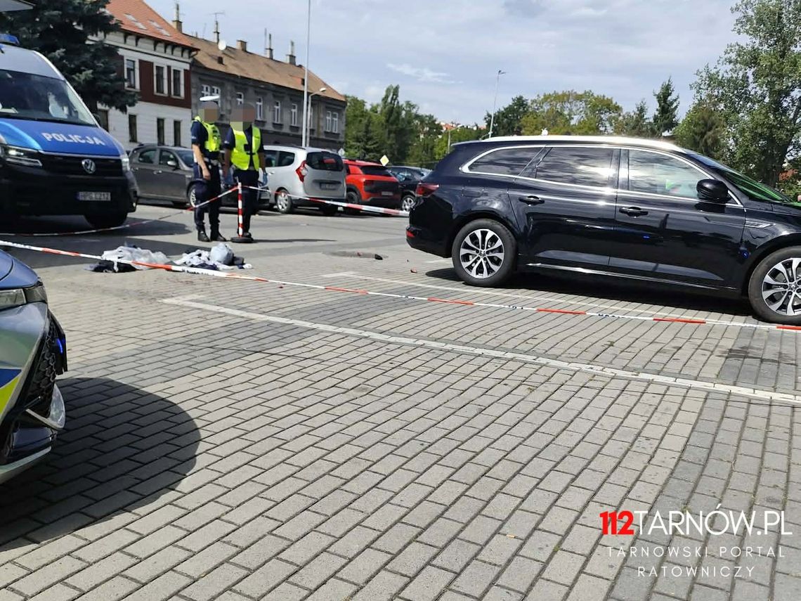 Krwawe zdarzenie przy centrum handlowym w Tarnowie. Mężczyzna z ranami ciętymi, policja zabezpiecza teren Krwawe zdarzenie przy centrum handlowym w Tarnowie. Mężczyzna z ranami ciętymi, policja zabezpiecza teren