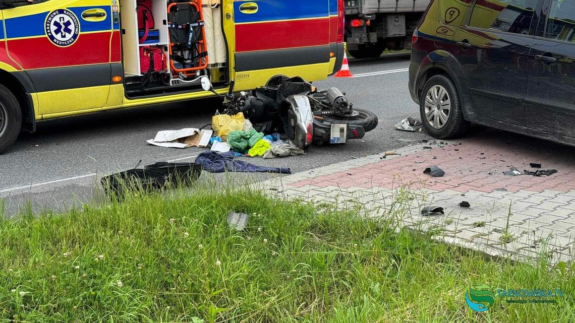 Lisia Góra. Zderzenie osobówki i skutera na DK73. Poszkodowany trafił do szpitala