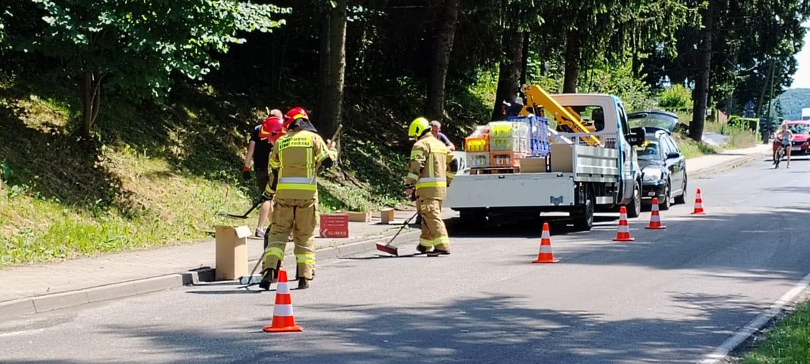 Łowczówek. Butelki z wodą mineralną rozsypały się na jezdnie