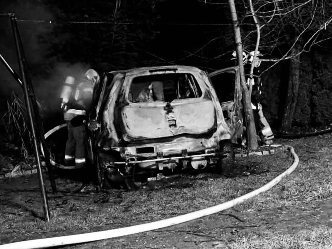 Małżeństwo spłonęło w samochodzie w powiecie mieleckim. Sprawę wyjaśnia policja
