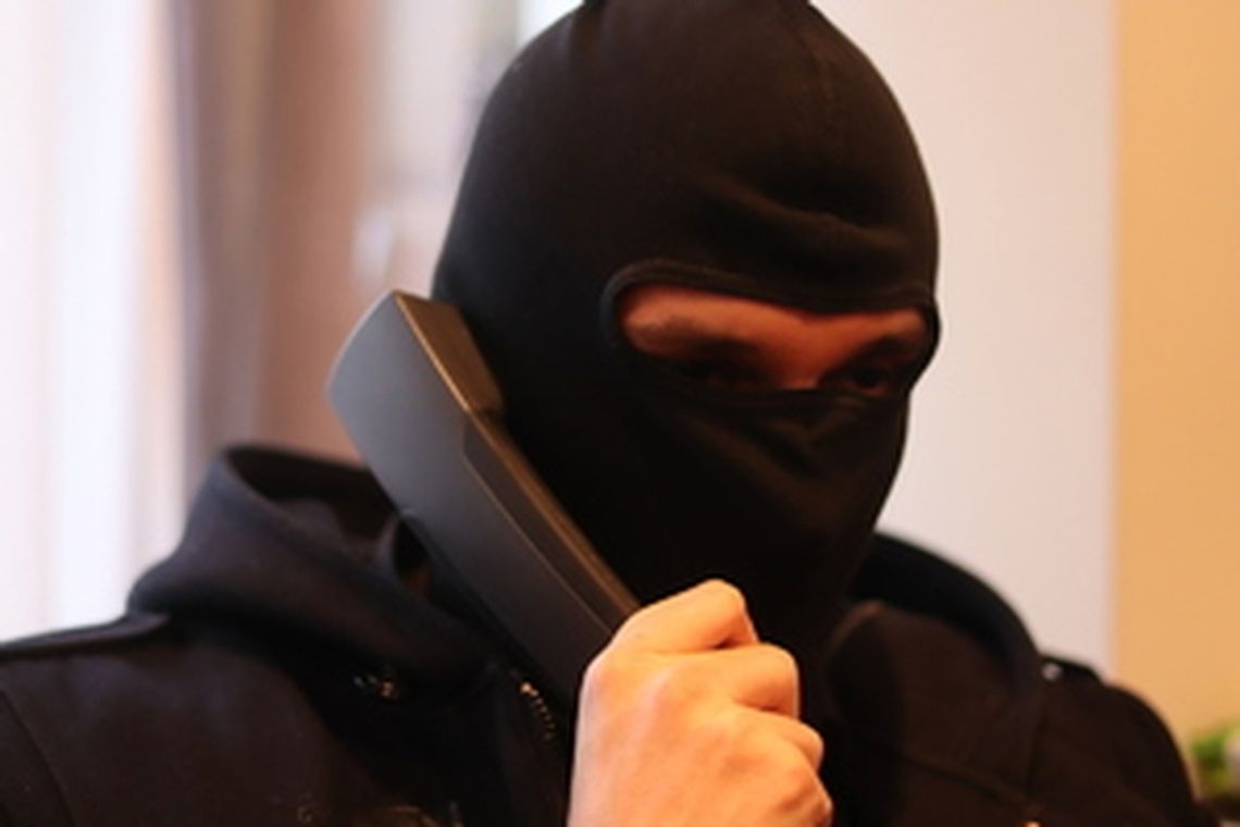 Małżeństwo z Krakowa padło ofiarą oszustwa na policjanta, tracąc prawie milion złotych Małżeństwo z Krakowa padło ofiarą oszustwa na policjanta, tracąc prawie milion złotych