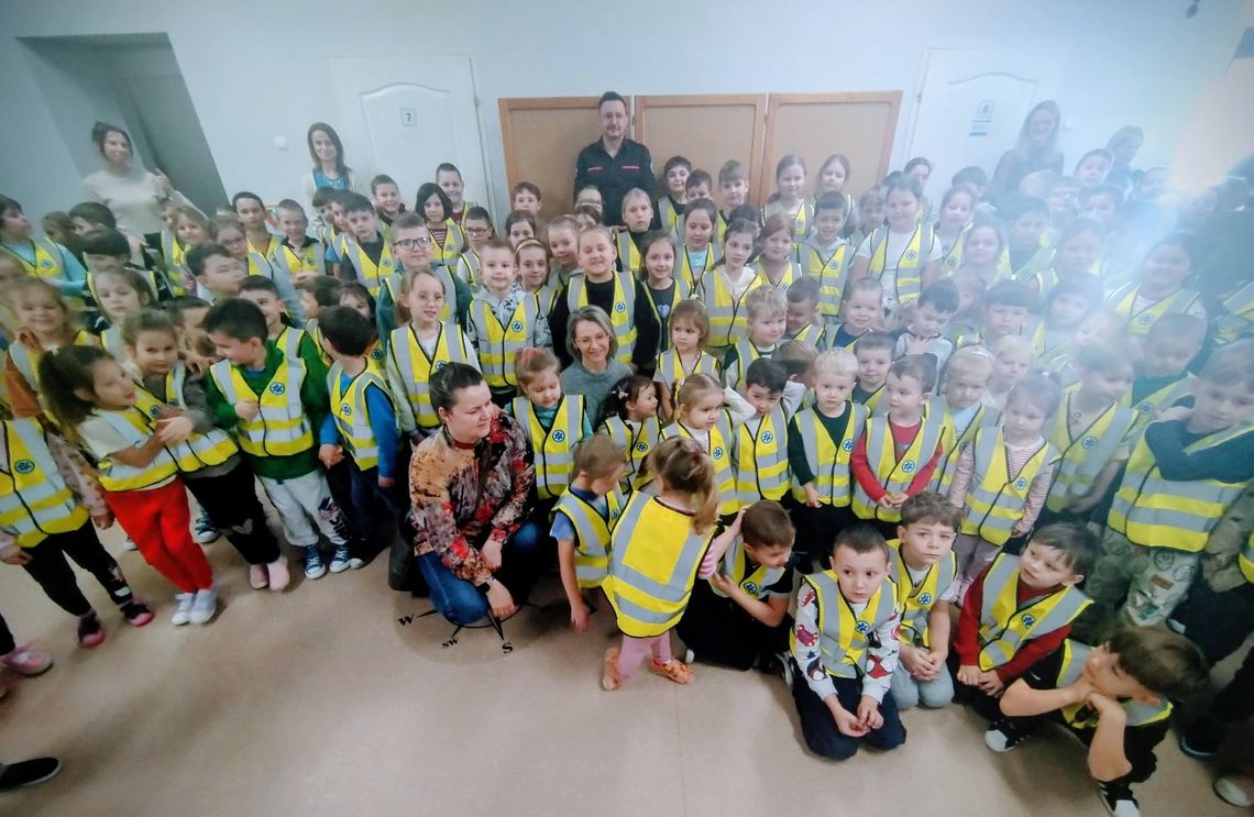 Medycy przekazali kamizelki odblaskowe dzieciom ze szkoły w Olszynach