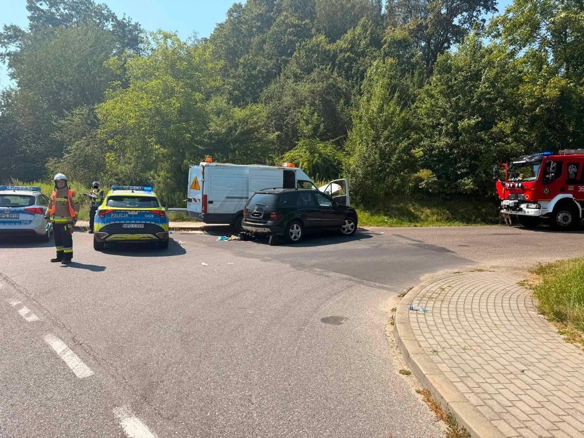 Mercedes potrącił pracownika obsługi drogi w Melsztynie. Mężczyzna trafił do szpitala Mercedes potrącił pracownika obsługi drogi w Melsztynie. Mężczyzna trafił do szpitala