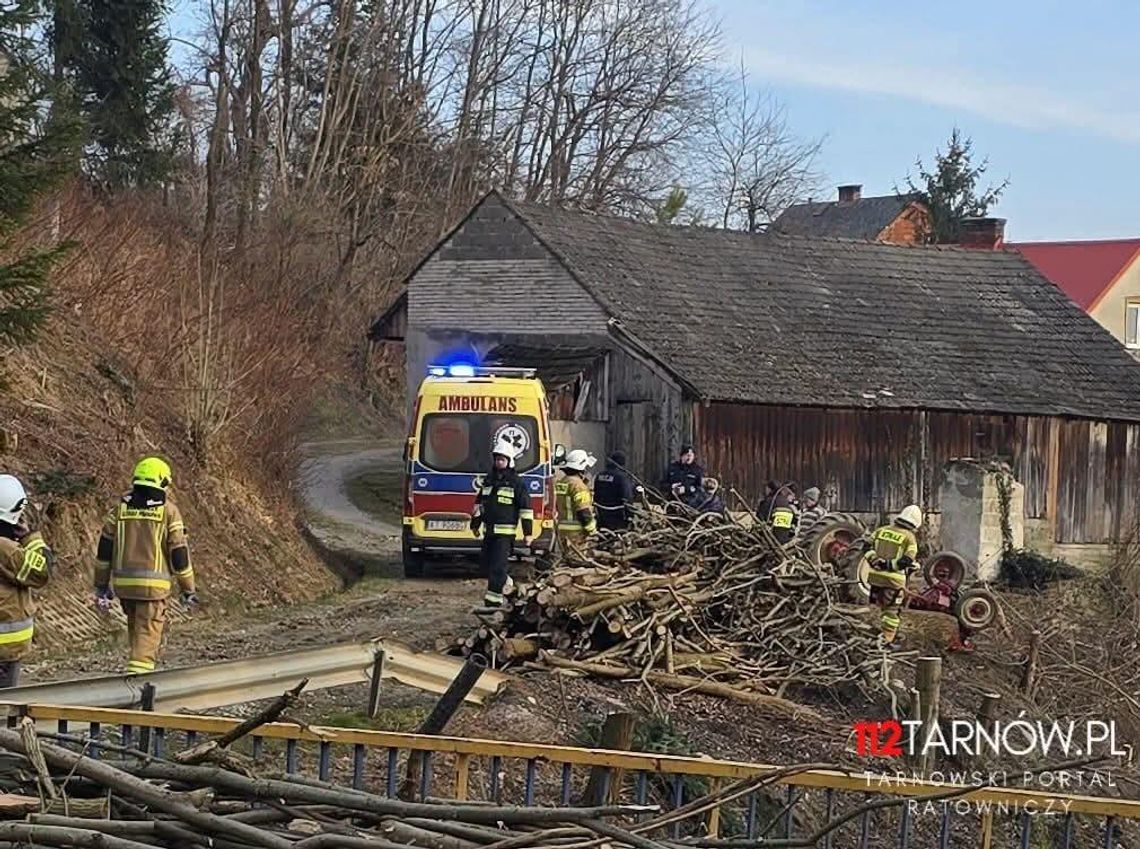 Mężczyzna przygnieciony przez ciągnik rolniczy w Faliszewicach