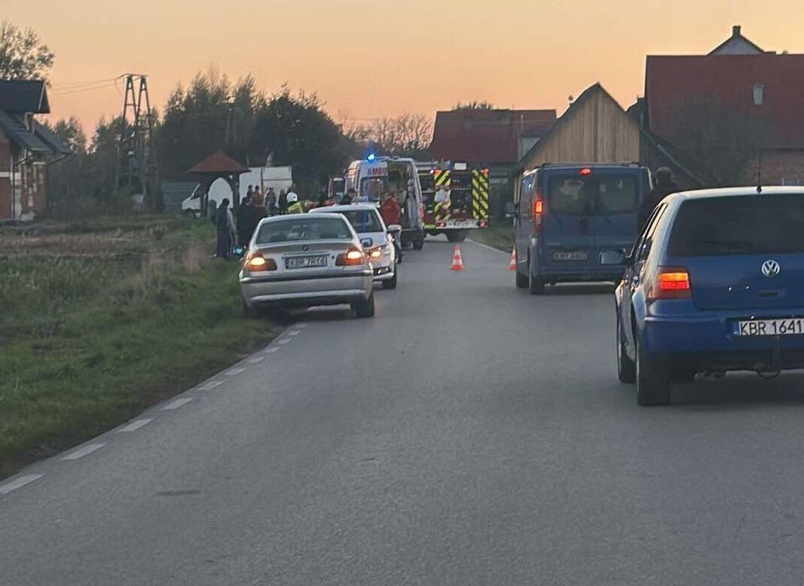 Mężczyzna znaleziony na poboczu drogi w Uściu Solnym. Ratownicy walczyli o jego życie