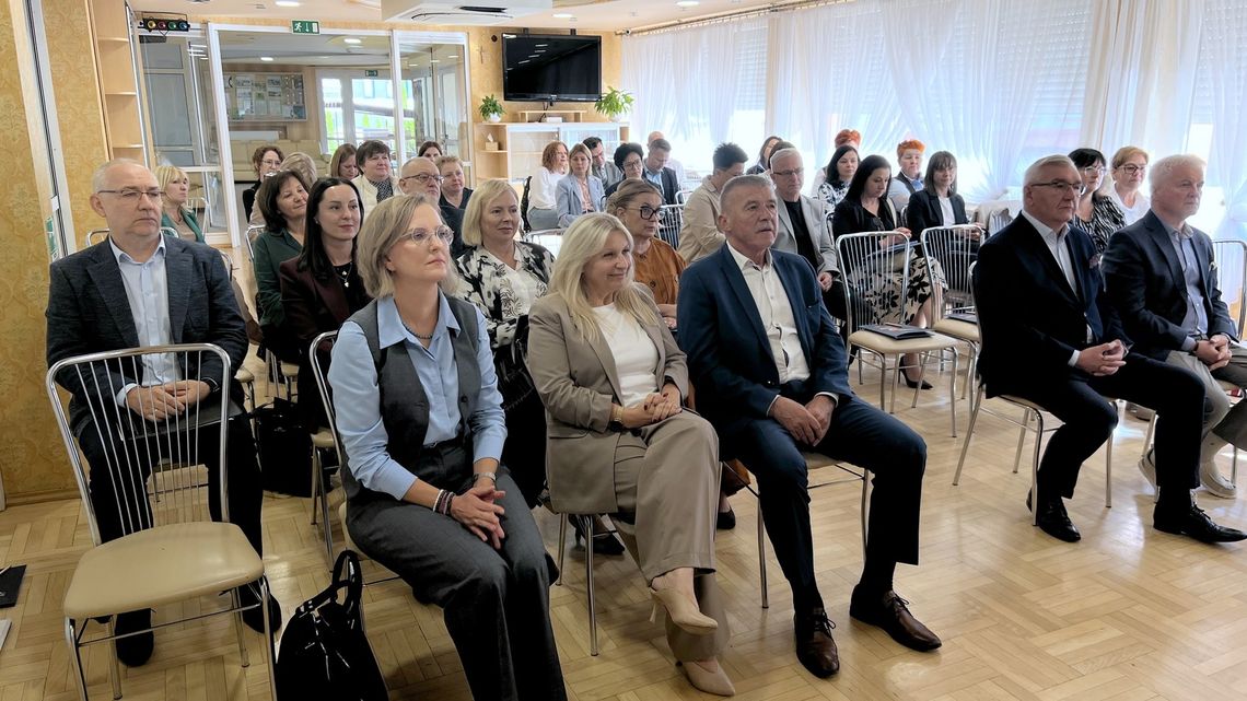 Między podręcznikiem a AI. Jak szkoła może przygotować uczniów na świat jutra? Między podręcznikiem a AI. Jak szkoła może przygotować uczniów na świat jutra?