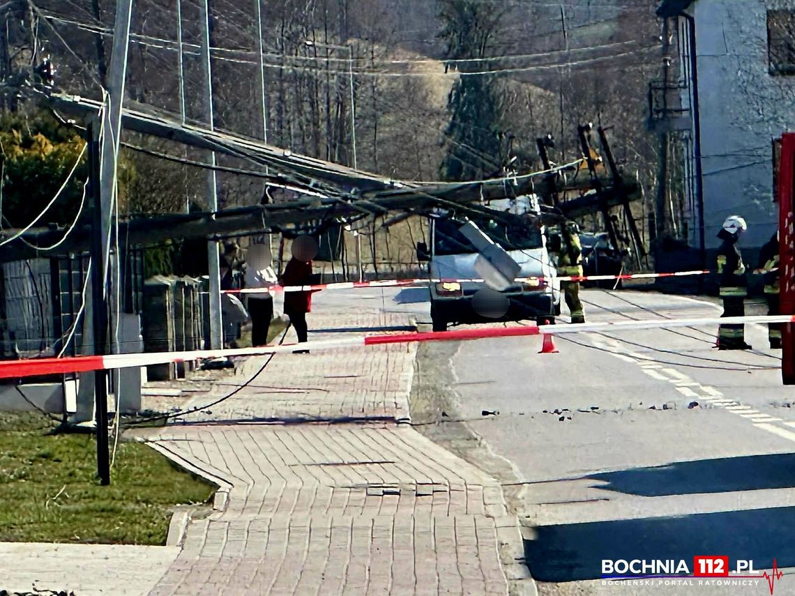 Mieszkańcy pod bocheńskiej miejscowości bez prądu. Słupy przewróciły się na ulicę!