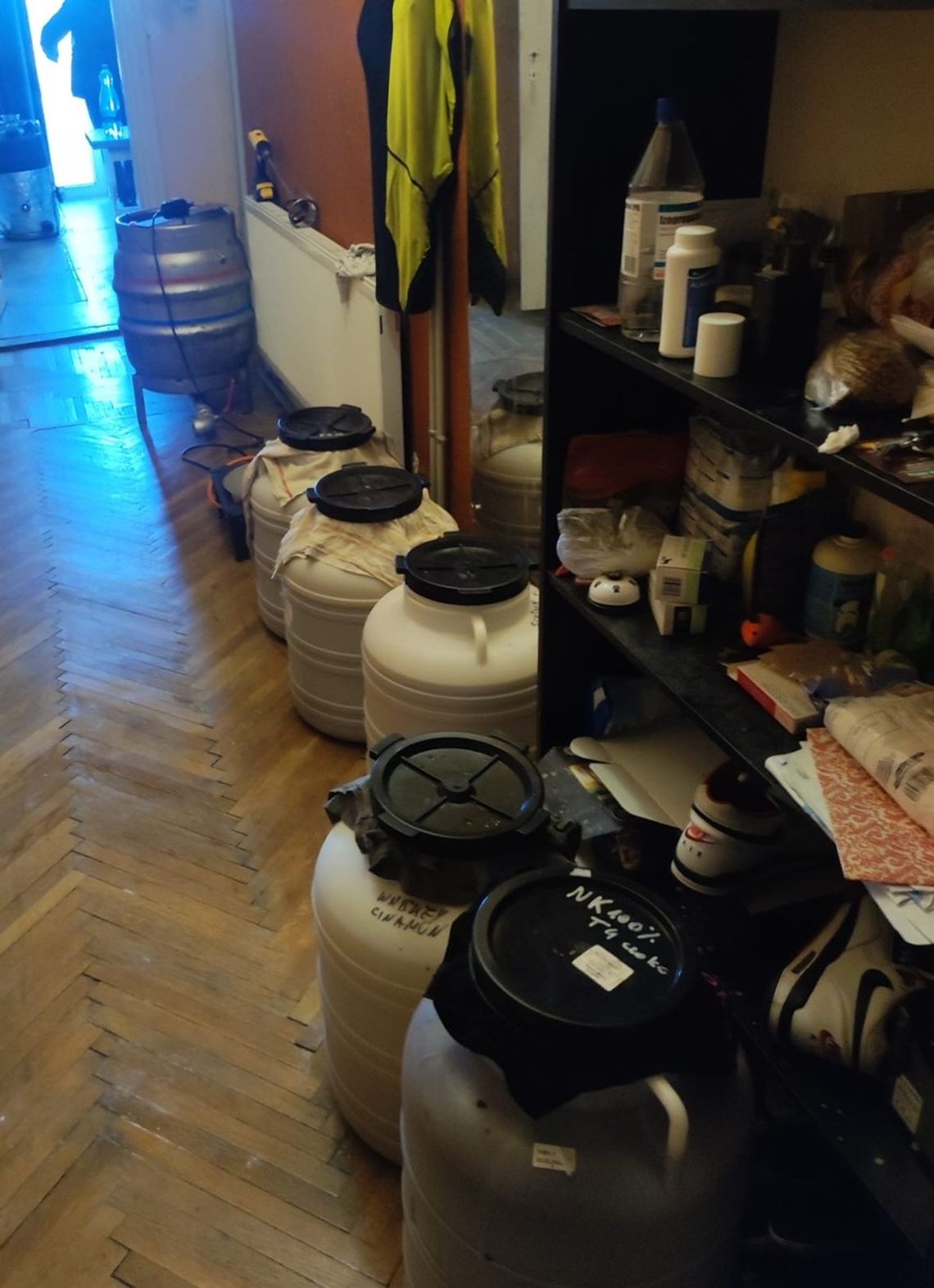 Mieszkańcy Tarnowa zatrzymani za nielegalną produkcję alkoholu i posiadanie narkotyków