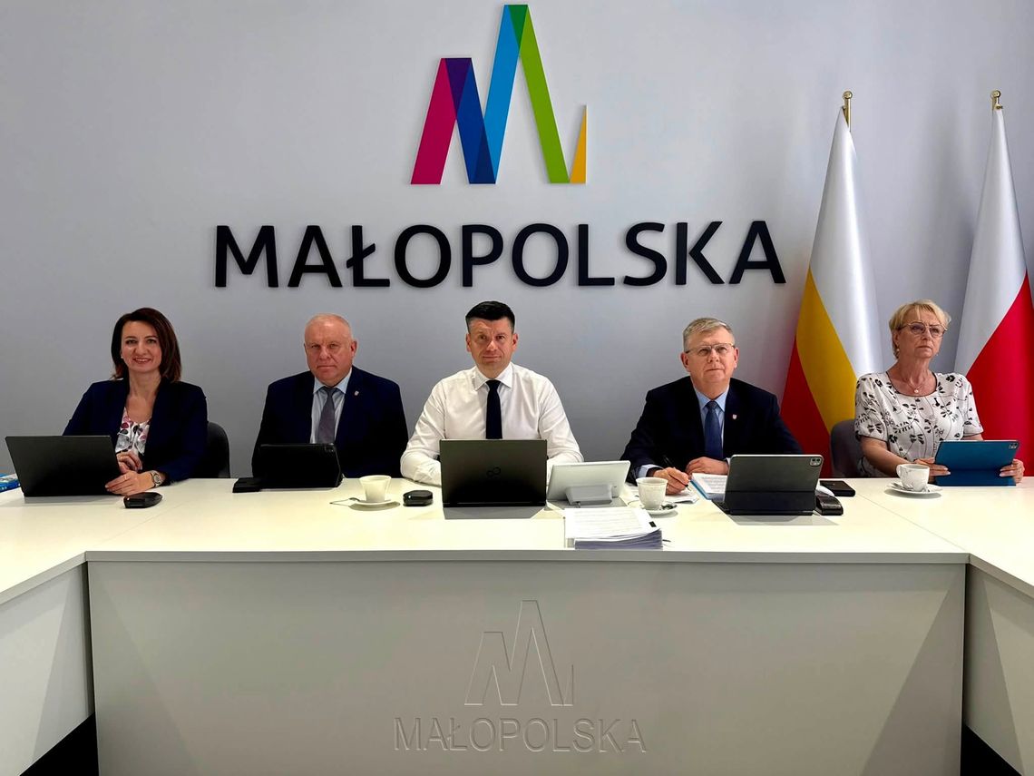 Miliony z Funduszy Europejskich dla regionu. Nowe przystanki w Gminie Tarnów i parking P&R w Rzepienniku Strzyżewskim