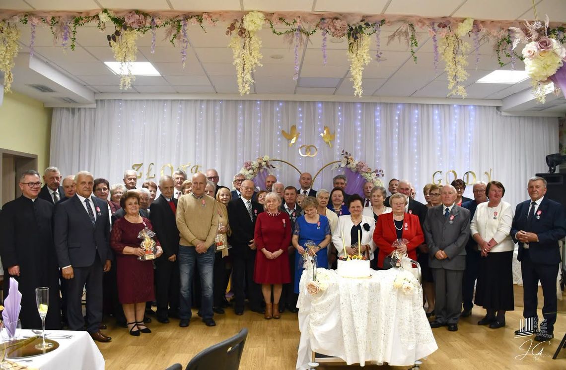 Miłość, która przetrwała pół wieku! W gminie Skrzyszów 22 pary świętowały wyjątkowe jubileusze małżeńskie Miłość, która przetrwała pół wieku! W gminie Skrzyszów 22 pary świętowały wyjątkowe jubileusze małżeńskie
