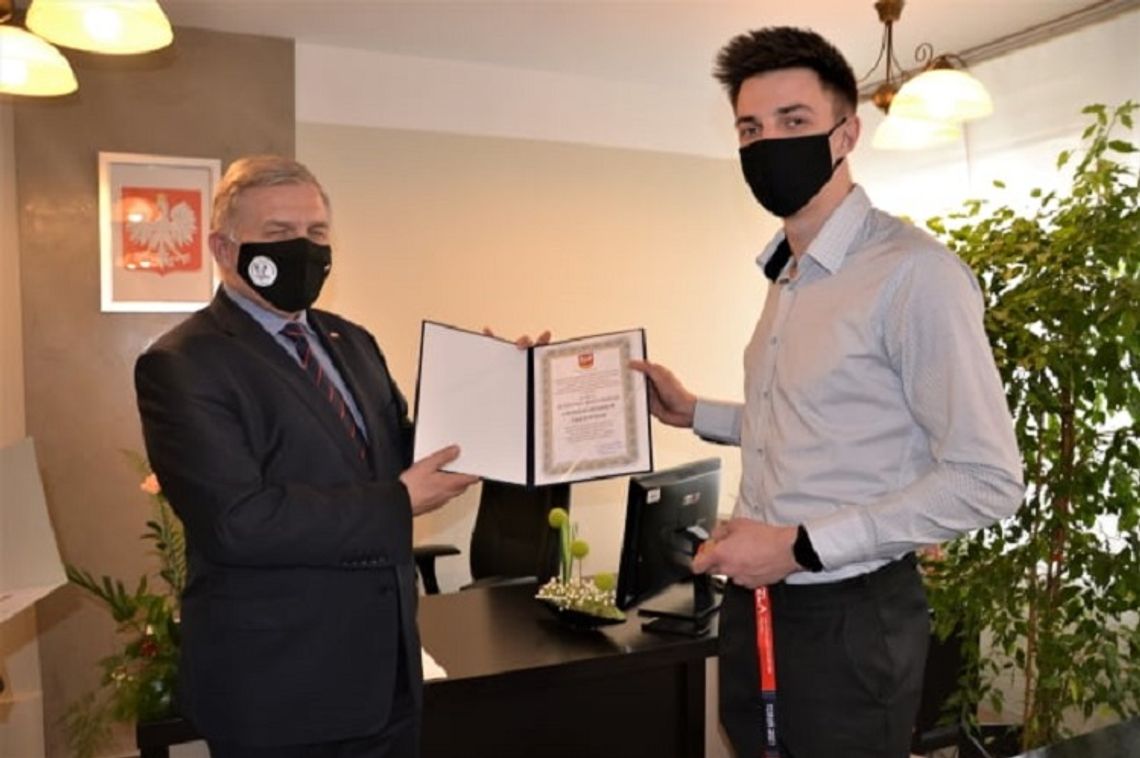 Mistrz Polski w skoku w dal pochodzi z Wojnicza. Mateusz Różański otrzymał nagrodę od starosty powiatu tarnowskiego