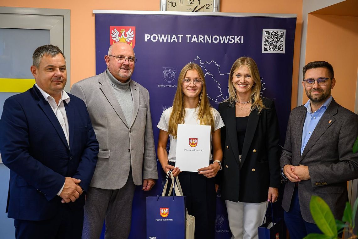 Młoda piłkarka z gminy Tuchów uhonorowana za sportowe sukcesy Młoda piłkarka z gminy Tuchów uhonorowana za sportowe sukcesy