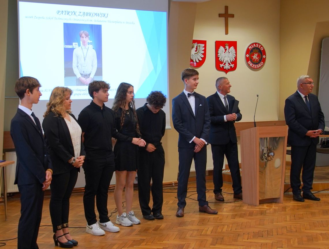 Młodzi mistrzowie wiedzy - stypendyści powiatu brzeskiego nagrodzeni