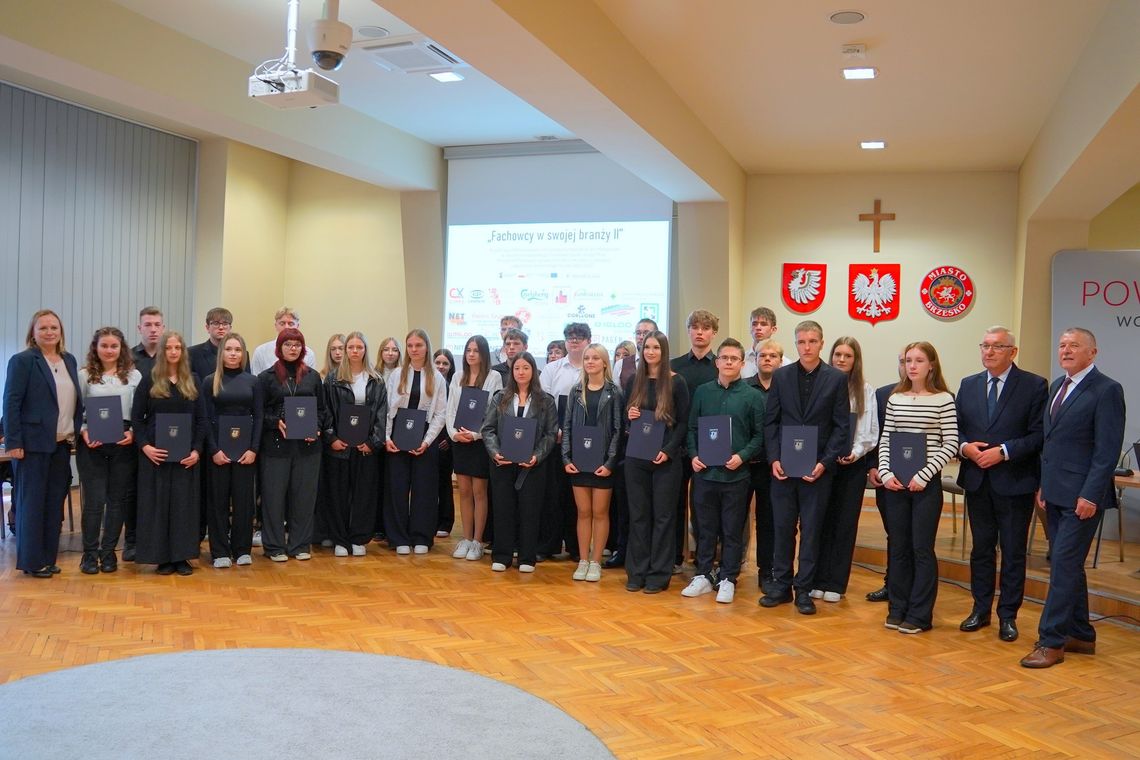 Młodzi zdolni mają się dobrze. Stypendia starosty powiatu brzeskiego Młodzi zdolni mają się dobrze. Stypendia starosty powiatu brzeskiego