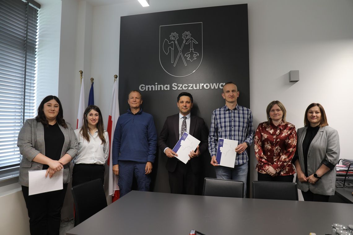 Modernizacja Orlika w Szczurowej. Gmina podpisała umowę z wykonawcą inwestycji Modernizacja Orlika w Szczurowej. Gmina podpisała umowę z wykonawcą inwestycji