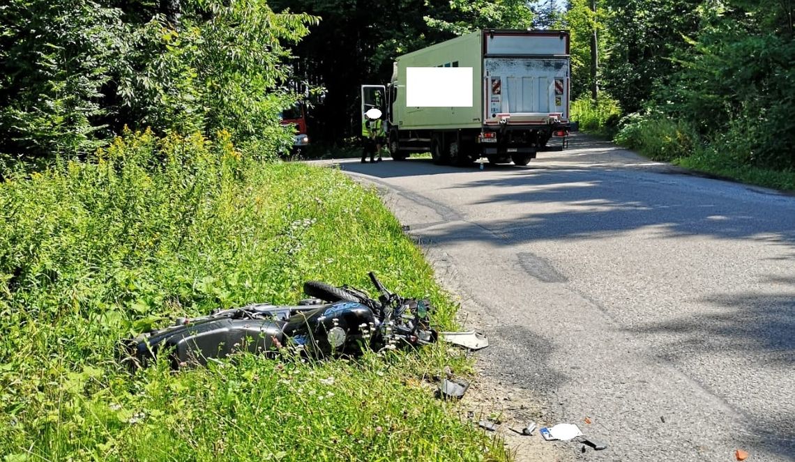 Motocyklista trafił do szpitala po zderzeniu z samochodem ciężarowym w Zalasowej