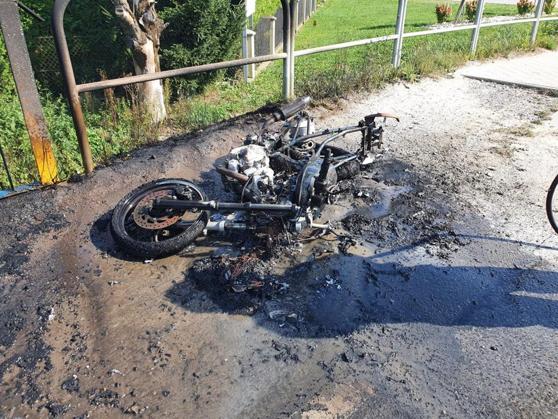 Motocyklista w szpitalu po wypadku w Tuchowie. Wcześniej zapalił się motocykl