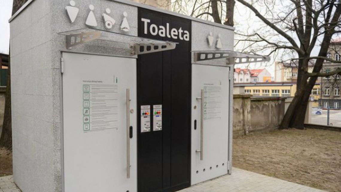 Na długo zapamięta środowy wieczór mieszkaniec Tarnowa, który usnął w… tarnowskiej toalecie publicznej