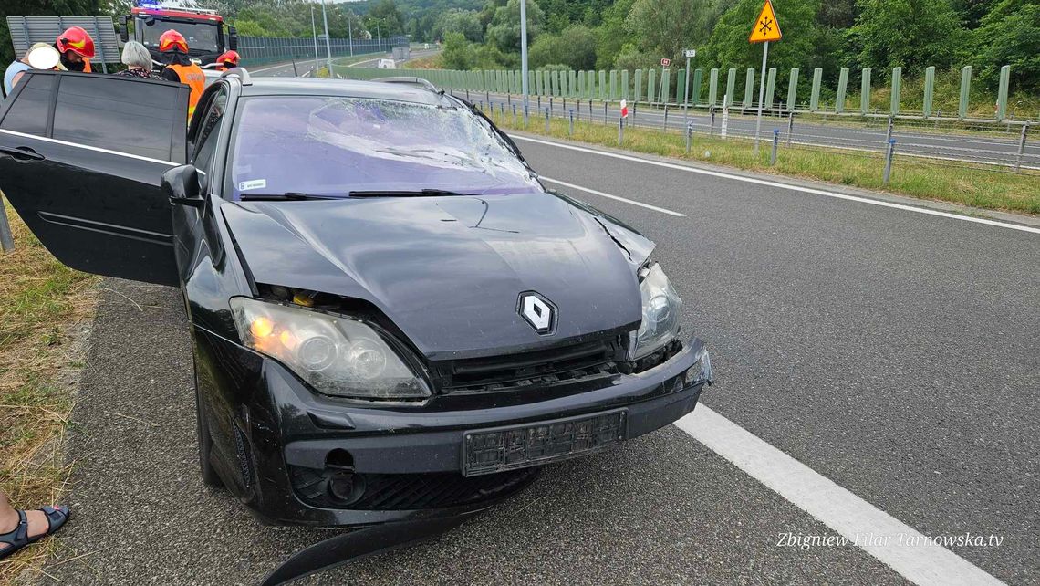 Na obwodnicy Tarnowa osobówka wjechała w bariery rozdzielające pasy ruchu