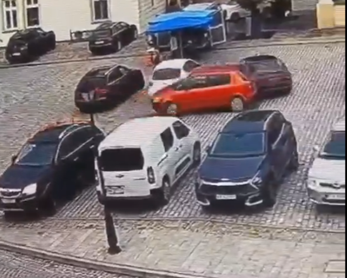 Niecodzienna kolizja na Rynku w Zakliczynie. 78-latka uszkodziła słupki i sześć samochodów Niecodzienna kolizja na Rynku w Zakliczynie. 78-latka uszkodziła słupki i sześć samochodów