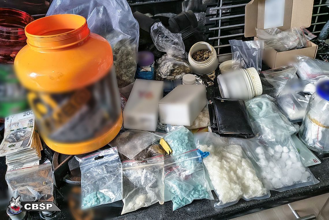 Nielegalna broń i znaczne ilości narkotyków zabezpieczone przez CBŚP w Krakowie