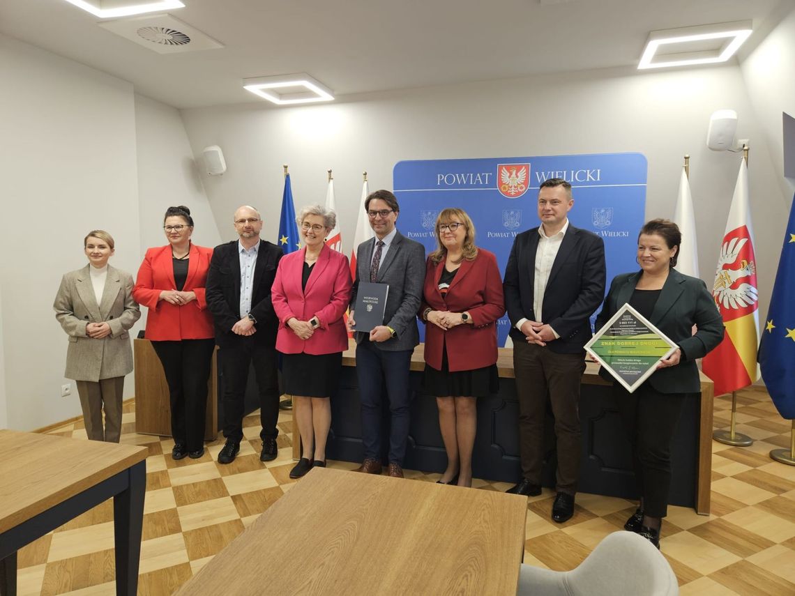 Niemal 3,7 mln zł z Rządowego Funduszu Rozwoju Dróg dla powiatów wielickiego i brzeskiego oraz gminy Gdów Niemal 3,7 mln zł z Rządowego Funduszu Rozwoju Dróg dla powiatów wielickiego i brzeskiego oraz gminy Gdów