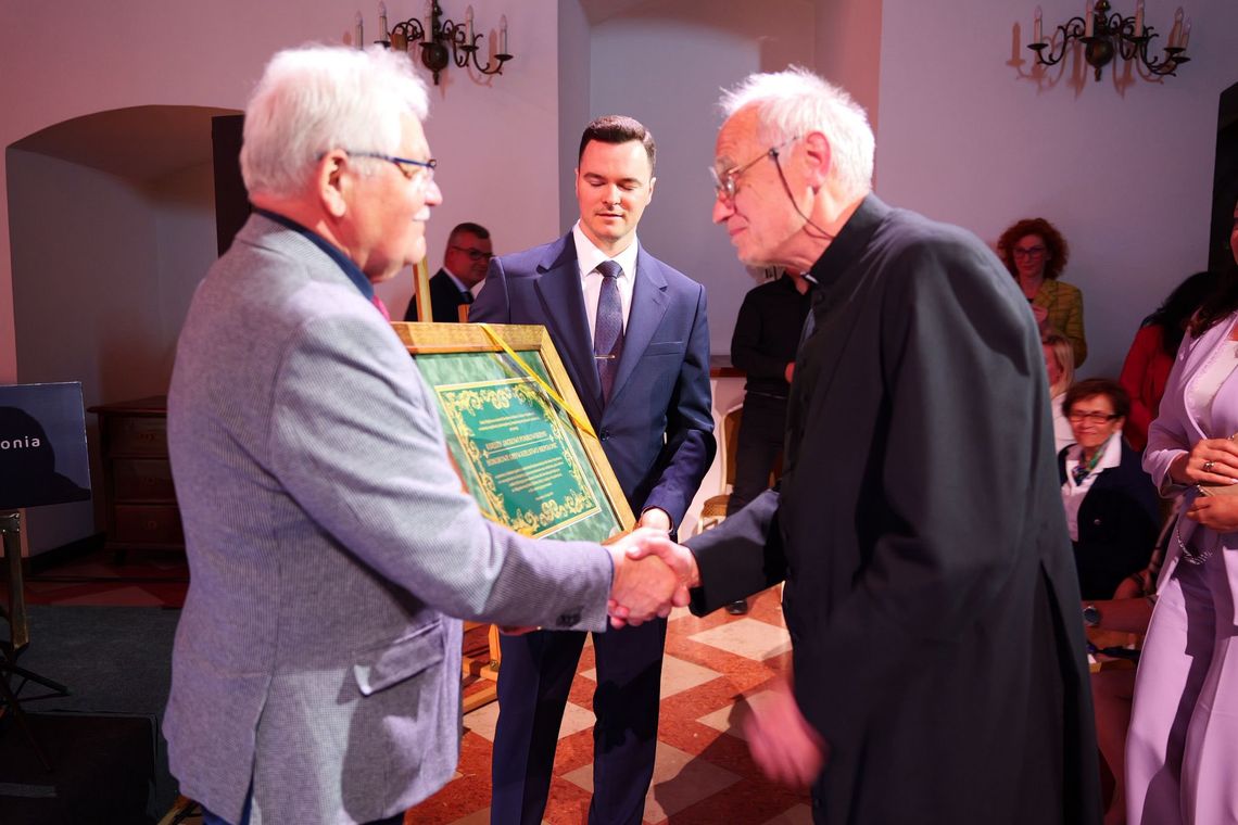 Niepołomice uhonorowały ks. Jacka Ponikowskiego. „Buduje wspólnotę opartą na empatii i solidarności”